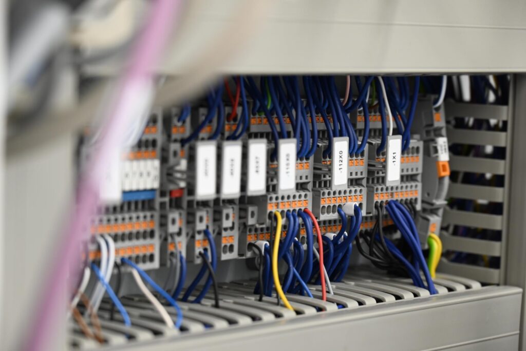 Elektrische Sinfonie by Teca-Print Kein System ist wie das andere, die moderne digitale Dokumentation garantiert dem Kunden einen nachhaltigen Support.