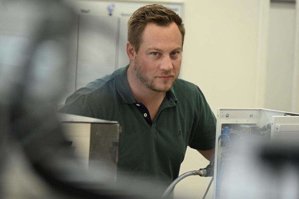 Bei der Teamarbeit steht einem immer jemand zur Seite. Persönlich engagiert setzen wir Maßstäbe in der Tampondruckindustrie - Mario Baur, Produktionsleiter.