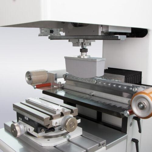 Tampondruckmaschine delta III TPF 450 mit offenem Farbgebersystem, Detailansicht Farbgeber mit geschlossenem Klischee und Tamponreinigung