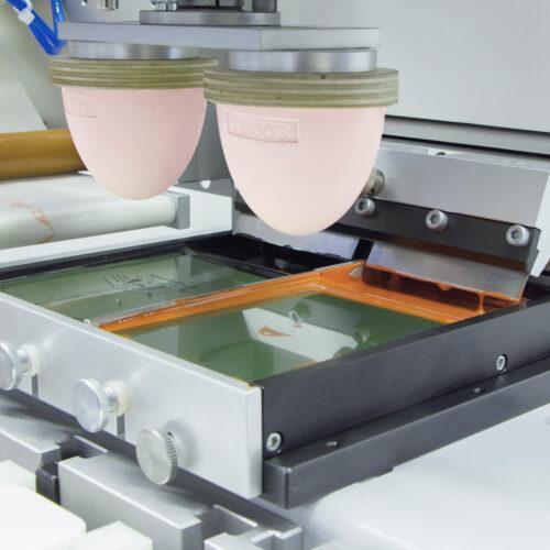 Tampondruckmaschine TPE 150 mit offenem Farbgebersystem, ausgerüstet für 2-Farbendruck