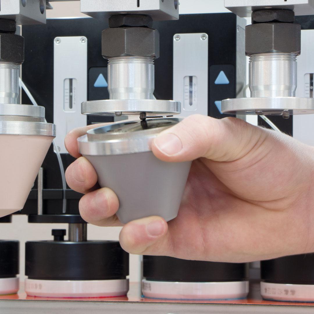 Tamponhalter magnetisch beim Einsetzen in die Tampondruckmaschine
