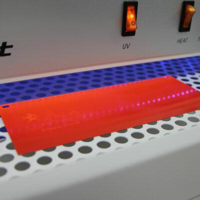 Teca-Print Belichtung Kunststoffklischee: Nachbelichtung des Klischees im Trocknungsschrank mit LED-UV-Licht