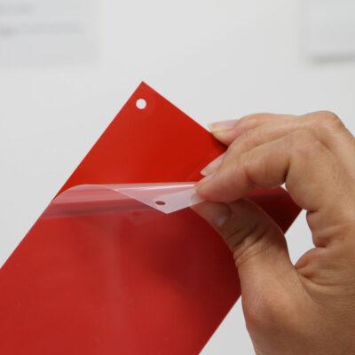 Teca-Print Belichtung Kunststoffklischees: Abziehen der Schutzfolie