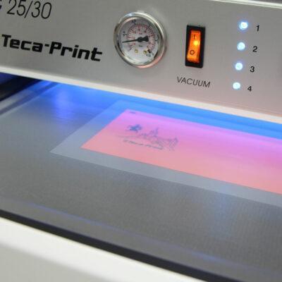 Teca-Print Belichtung Kunststoffklischee: Belichtung des Klischees im Belichtungsgerät mit LED-UV-Licht