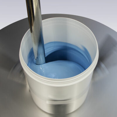 Teca-Print Farbe mischen, blaue Farbe umruehren im Mischgeraet