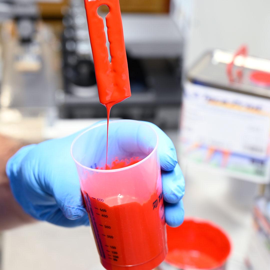 Teca-Print Farbe mit Viscospatula mischen