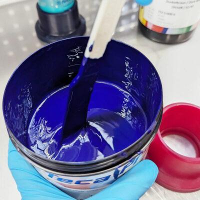 Teca-Print Farbe mischen, blaue Farbe umruehren mit Viscospatula