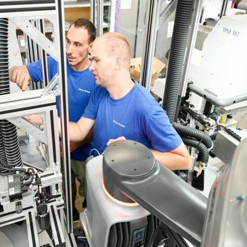 Teca-Print Mitarbeiter Dienstleistung bei Montage Tampondruckanlage