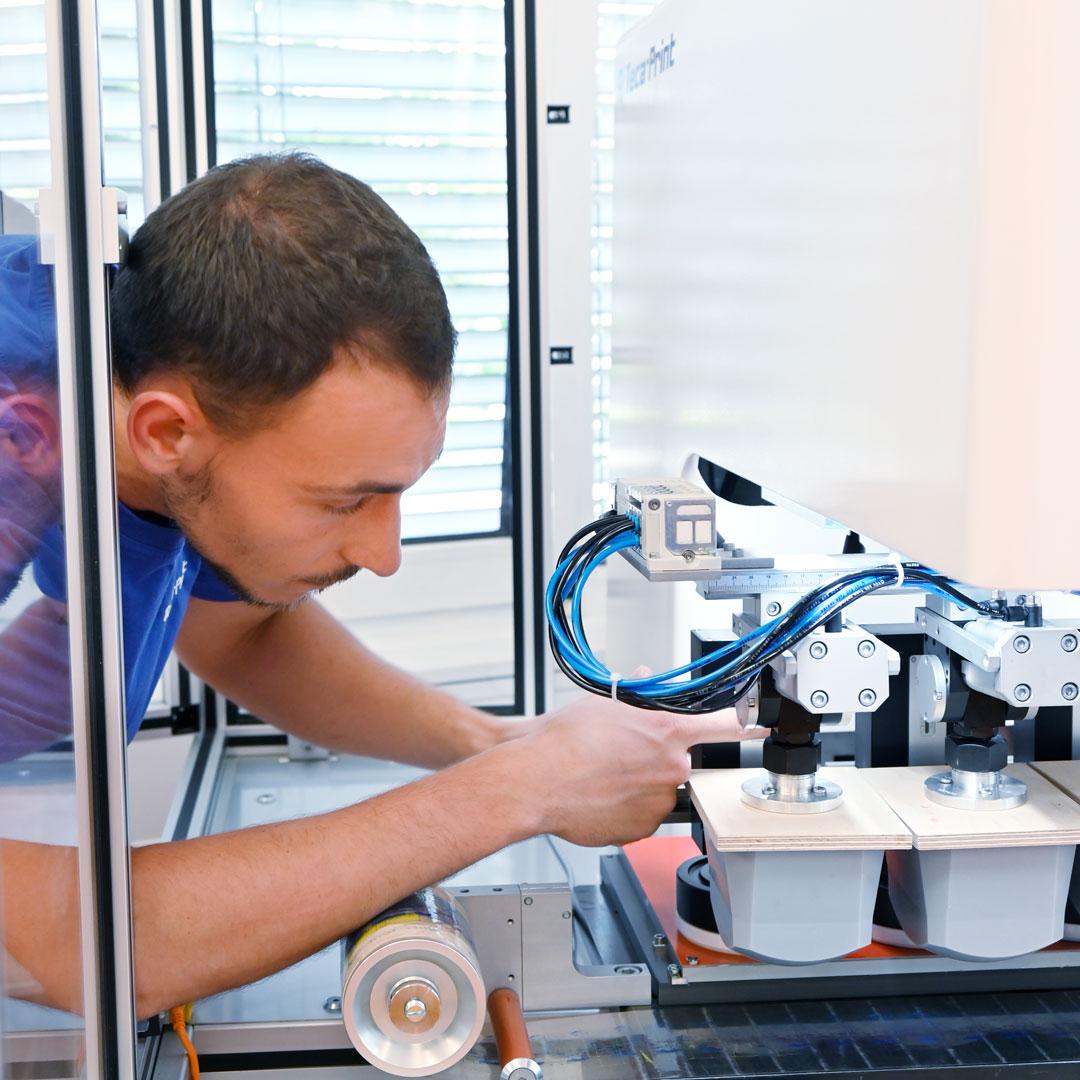 Teca-Print Mitarbeiter Service beim Einstellen der Tampondruckmaschine