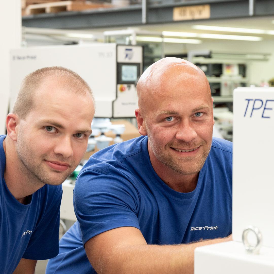 Teca-Print Mitarbeiter in der Produktion