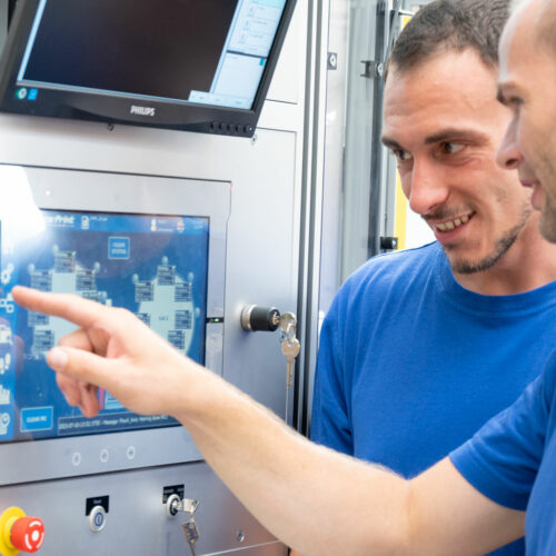 Teca-Print Produktion und Service: Mitarbeiter an Steuerungspanel