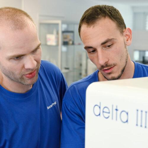 Teca-Print Mitarbeiter Dienstleistung bei Einstellung Tampondruckmaschine delta III