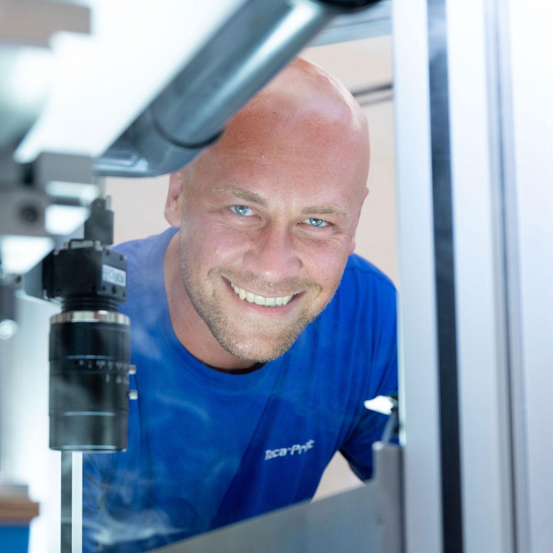 Teca-Print Mitarbeiter mit laechelndem Gesicht