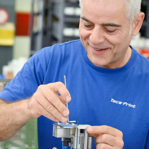 Teca-Print Mitarbeiter bei Montage Tampondruckmaschine