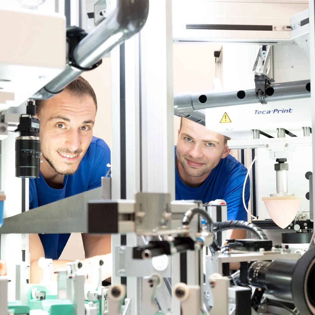 Teca-Print Servicemitarbeiter an Tampondruckanlage